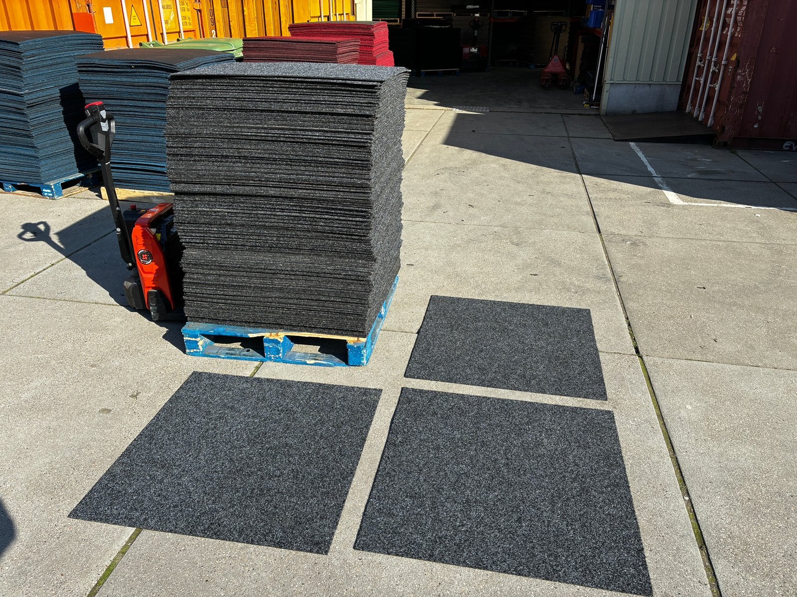 5000 stuks vloertapijt / tapijttegel 100x100, Ophalen, 75 m² of meer, Naaldvilt tapijt vloer, Zo goed als nieuw