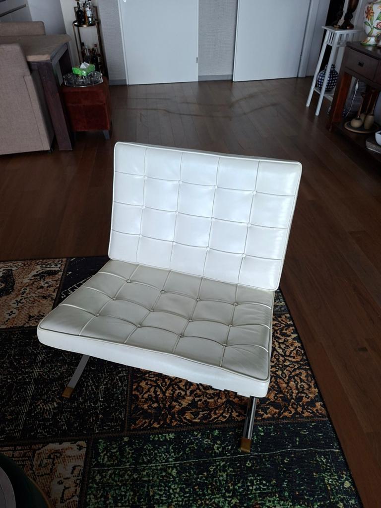 Barcelona stoel in wit leer - set van 2 stuks, Huis en Inrichting, Fauteuils, Gebruikt, Ophalen of Verzenden, 75 tot 100 cm, Leer