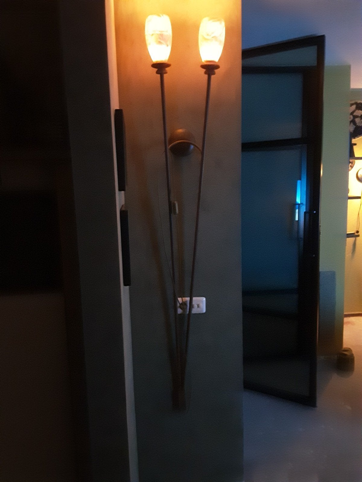 Roestbruine metalen wandlamp met albasten kappen, Huis en Inrichting, Ophalen, Gebruikt, Overige materialen
