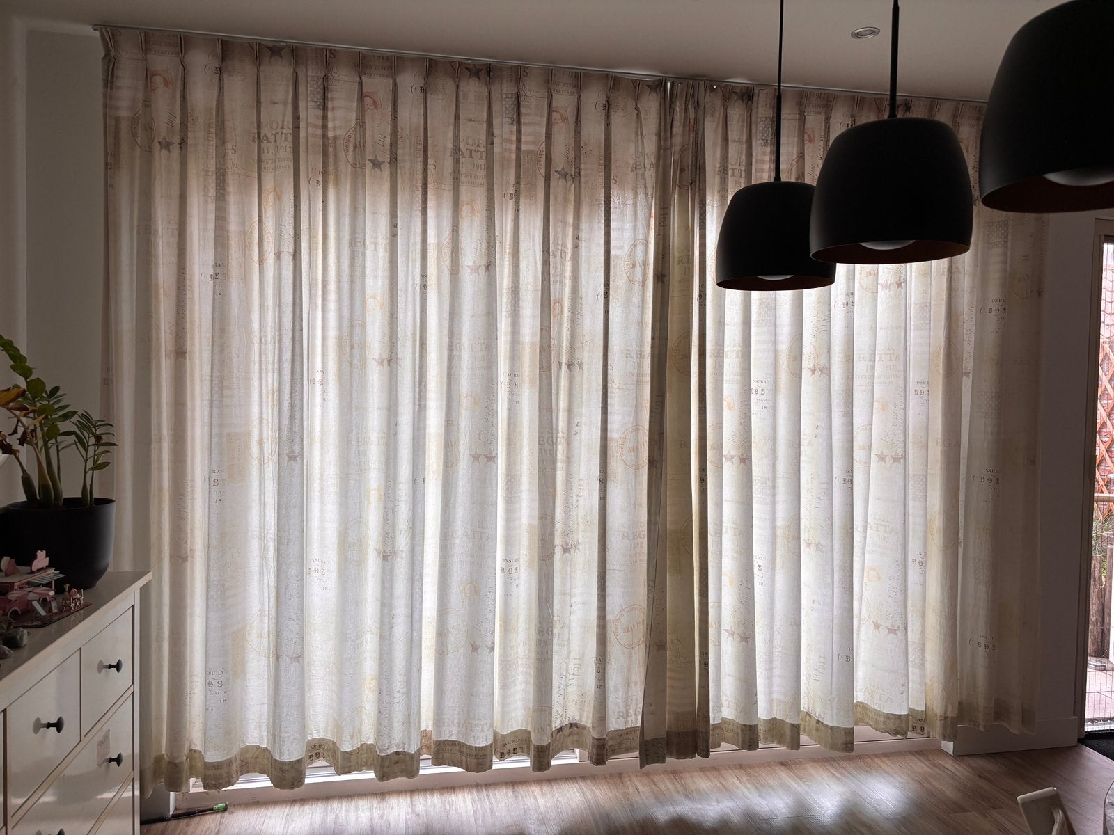 Lichtdoorlatende gordijnen, totaal 370 breed - 240 hoog, Huis en Inrichting, Gebruikt, Beige, In te korten, Ophalen of Verzenden