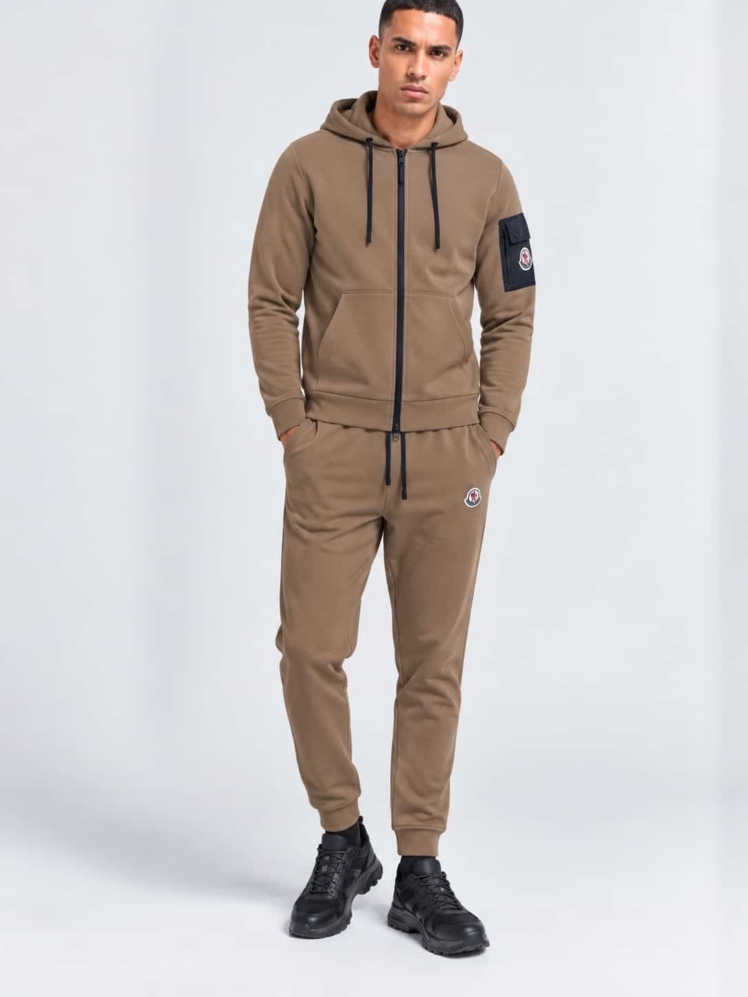 Foto 20 van Partij Under Armour Parajumpers Nike On Cloud Moncler