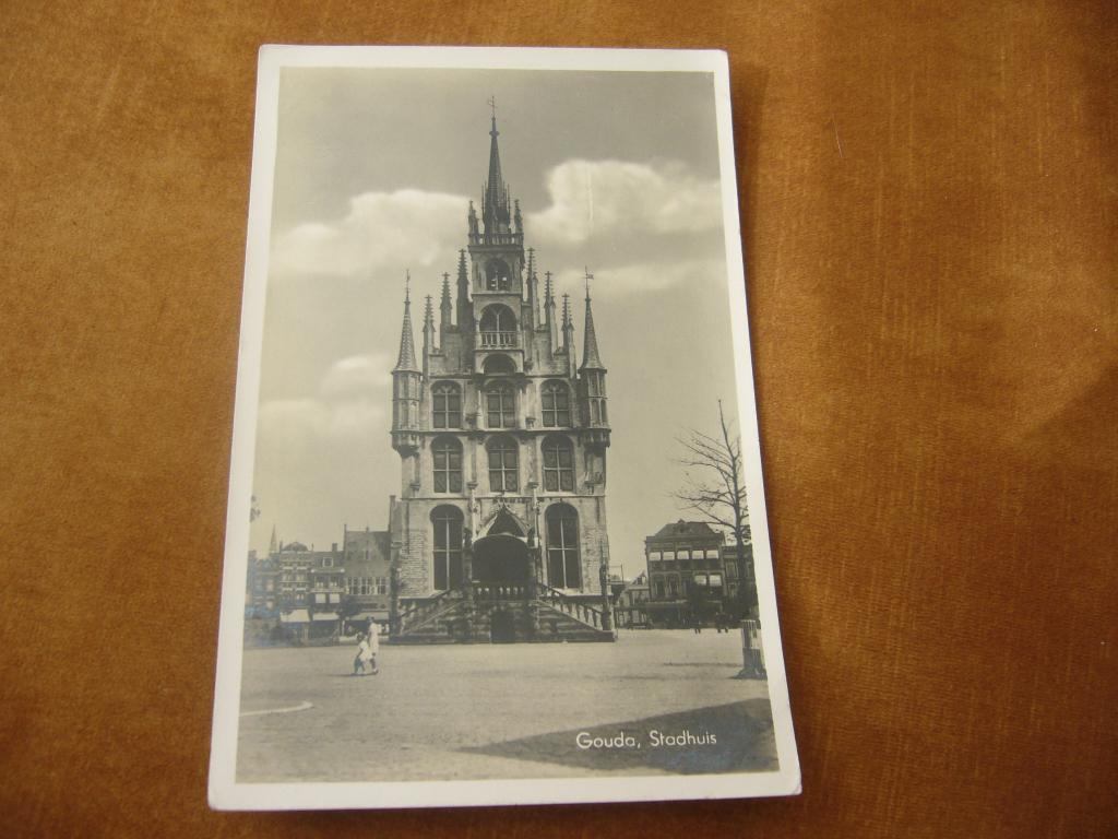 GOUDA  =  STADHUIS, Verzamelen, Ansichtkaarten | Nederland, Ophalen of Verzenden, 1940 tot 1960, Ongelopen, Zuid-Holland