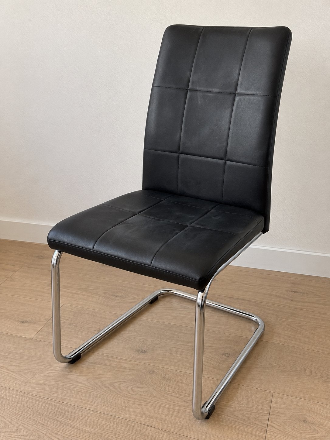 Zwarte IKEA eetkamerstoel met chromen onderstel, Huis en Inrichting, Ophalen, Zo goed als nieuw, Zwart, Eén