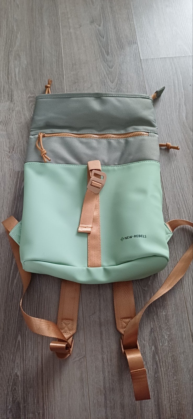 Nieuwe New Rebels rugtas - Mintgroen/Grijs 40 cm hg 30cm br, Overige merken, 25 tot 40 cm, Nieuw, Ophalen of Verzenden