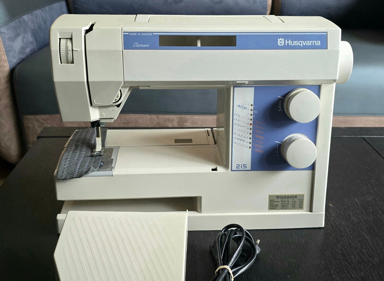 Husqvarna 215 Naaimachine - Zweeds vakmanschap, Hobby en Vrije tijd, Naaimachines en Toebehoren, Ophalen of Verzenden