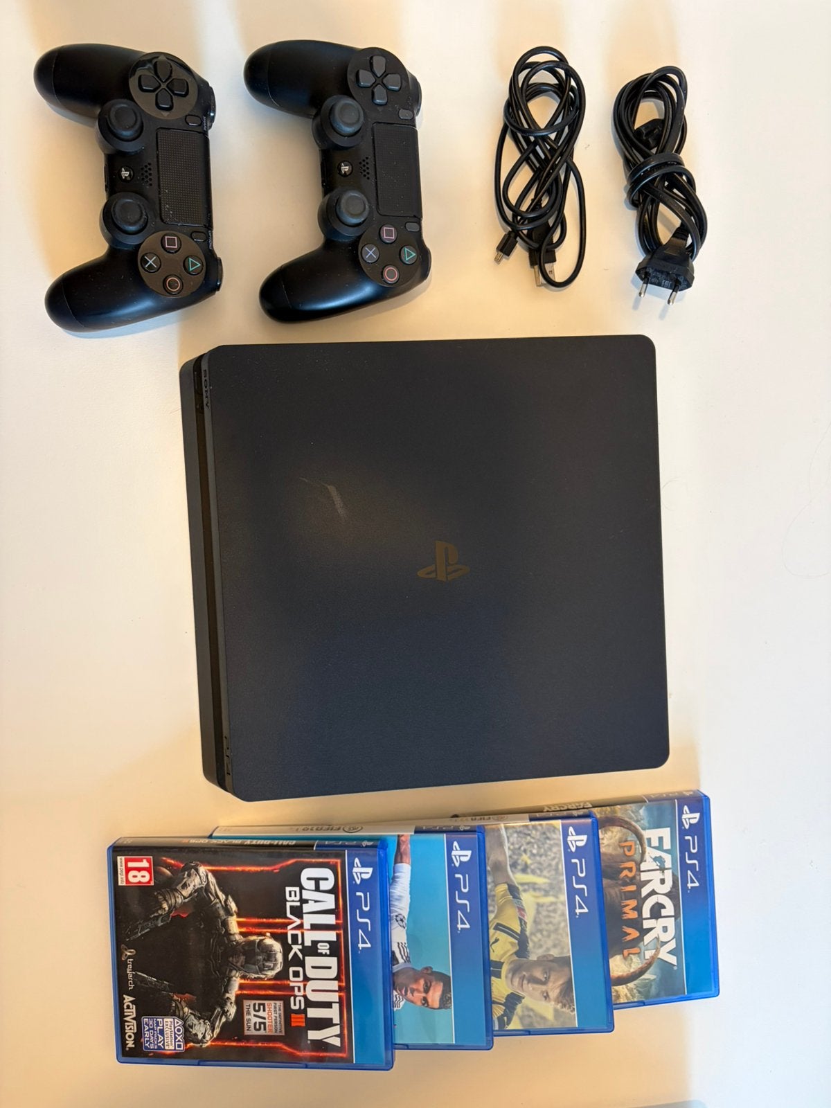 Sony PlayStation 4 500GB + 2 controllers + 4 spellen, Ophalen of Verzenden, Zo goed als nieuw, Met 2 controllers, Original