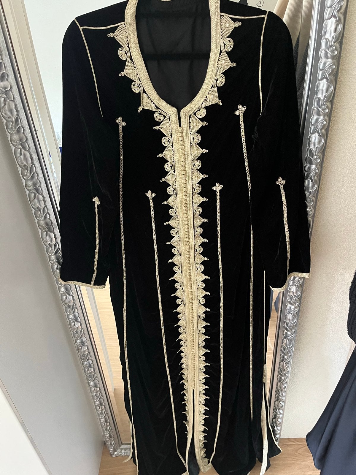 Prachtige Zwarte Marokkaanse Kaftan velvet met Goud borduur, Maat 38/40 (M), Zwart, Ophalen of Verzenden, Zo goed als nieuw