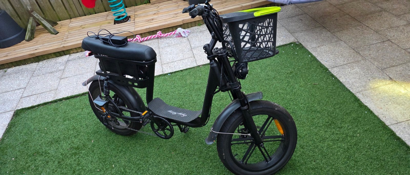 Compacte E-bike met mand QM wheel V20, Fietsen en Brommers, Gebruikt, Minder dan 47 cm, 30 tot 50 km per accu, Ophalen