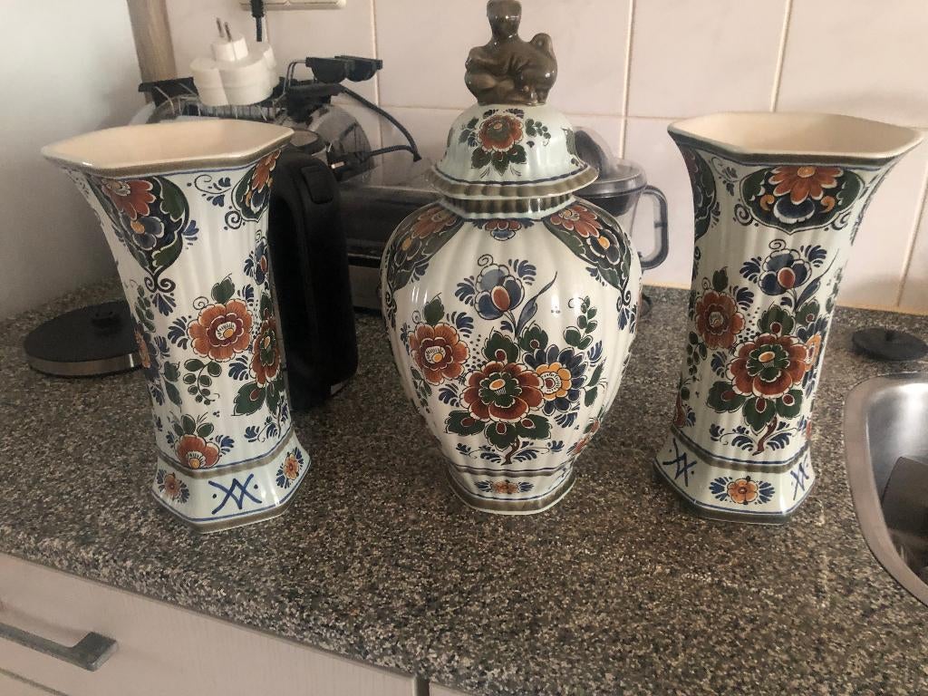 TE KOOP KASTSTEL DELFTS  POLYCHROOM, Huis en Inrichting, Woonaccessoires | Vazen, Ophalen, Overige kleuren, Aardewerk of Porselein