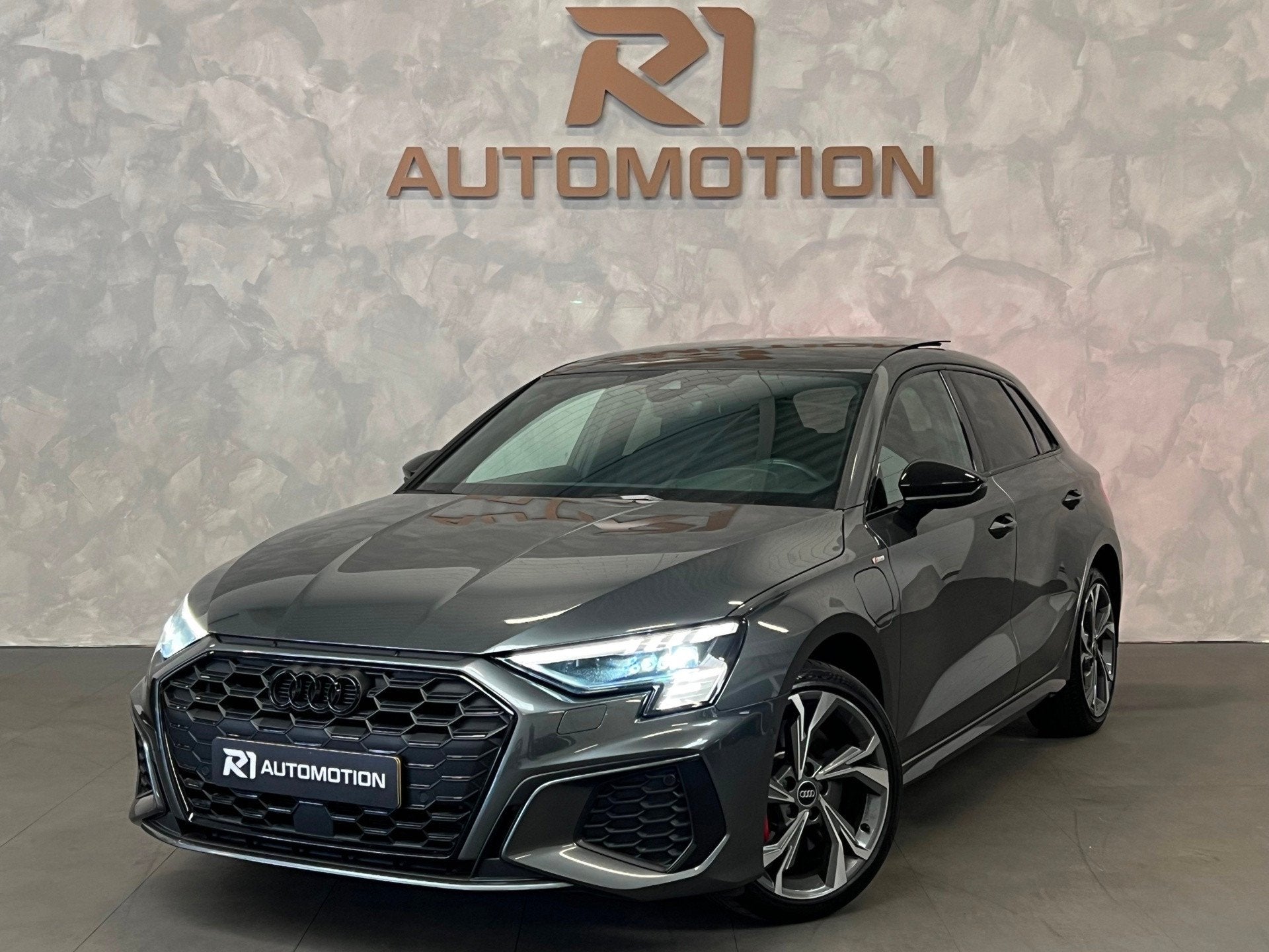 Audi A3 Sportback 45 TFSI e 3x S LINE Competition PANO|MASSA, Auto's, Dealer onderhouden, Gebruikt, 4 cilinders, Hybride Elektrisch/Benzine
