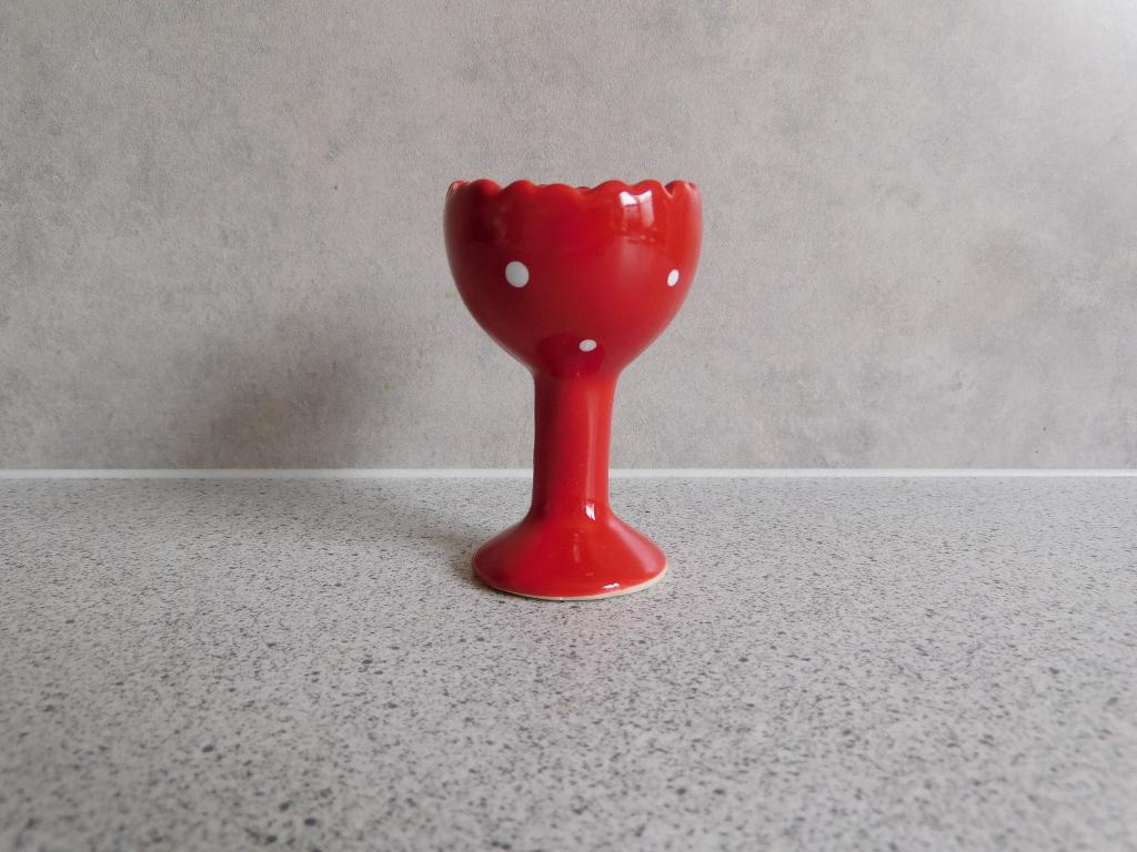 Eierdop Hoog 9 cm. Rood  Witte Stippen, Keramiek, Overige typen, Ophalen of Verzenden, Zo goed als nieuw