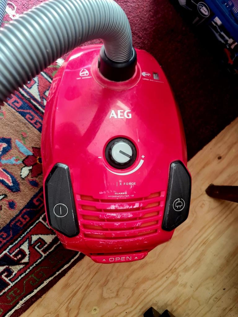 AEG VX8 X Force Stofzuiger - Rood, Krachtig en Compleet, Gebruikt, Stofzuiger, 1600 tot 2000 watt, Ophalen
