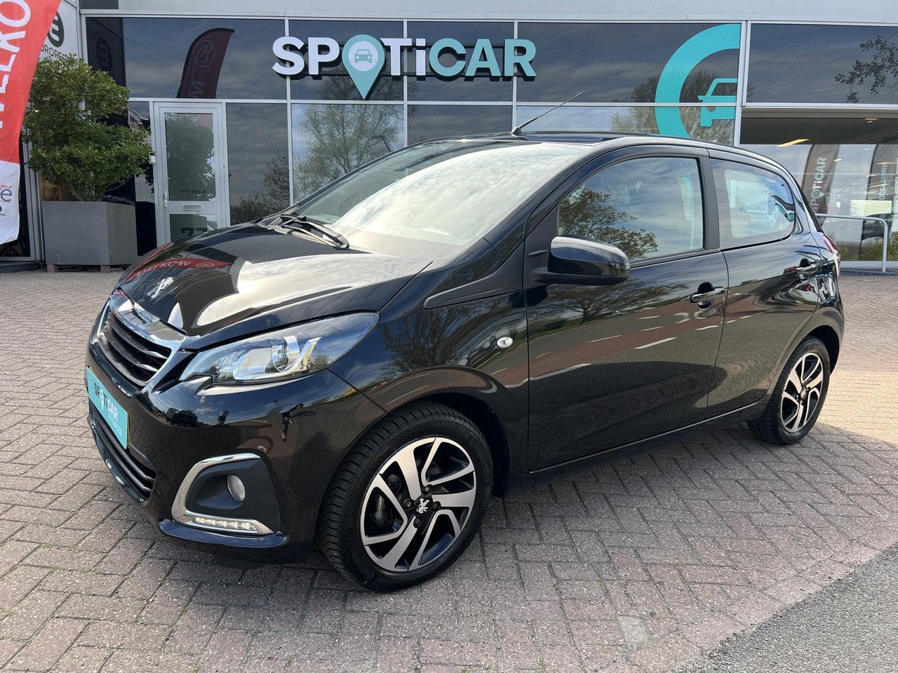 Peugeot 108 1.0 e-VTi 72 pk Allure 5 drs Navigatie via Apple, Auto's, Peugeot, Voorwielaandrijving, Gebruikt, 4 stoelen, Zwart
