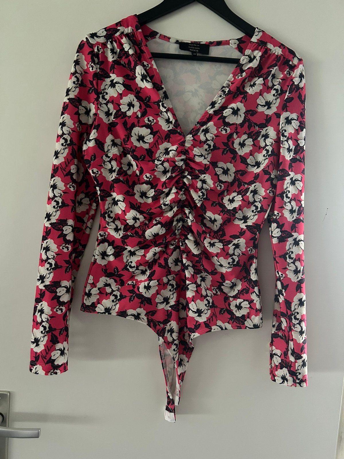 Nikkie Kate Moss body bloem, maat M, Ophalen of Verzenden, Nieuw, Roze, Lange mouw