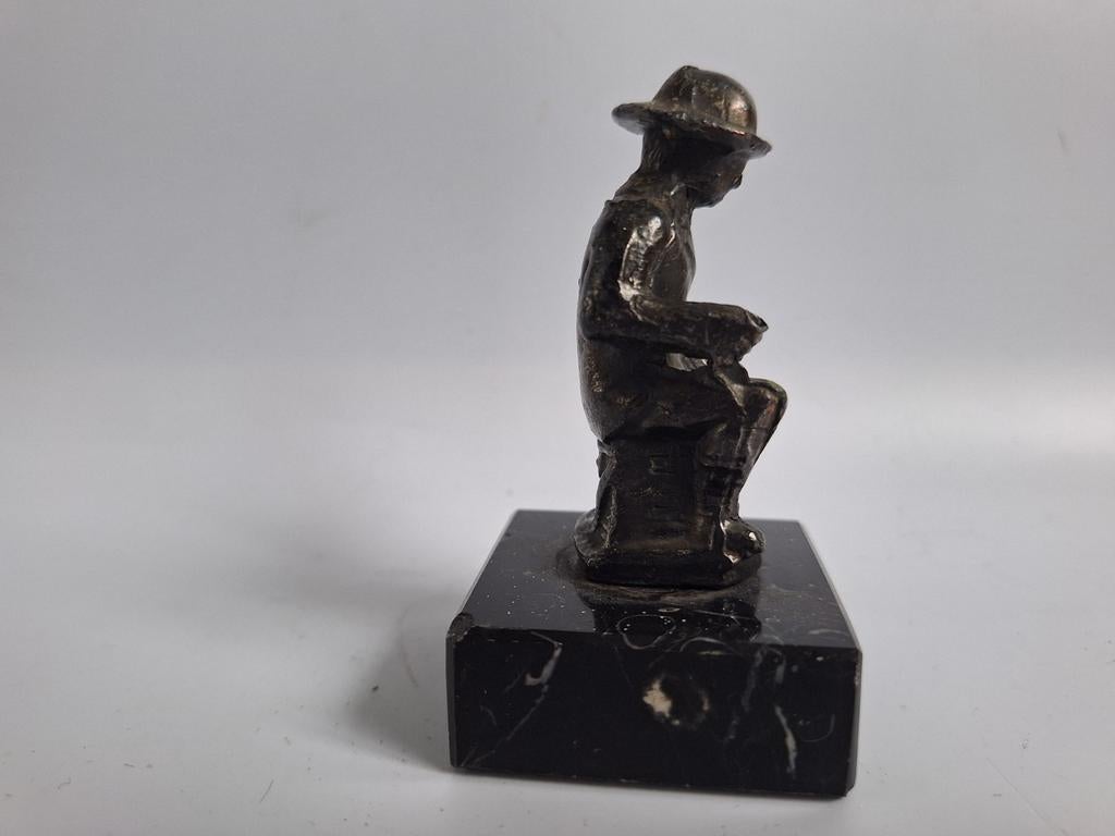 Brons beeldje van ik gok een brandweerman., Ophalen of Verzenden