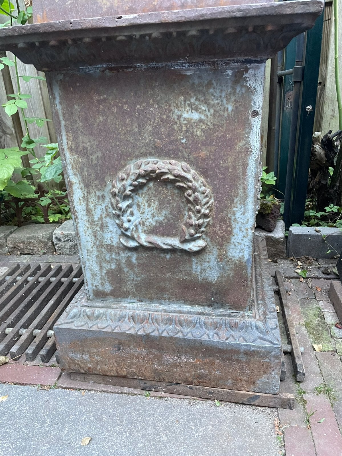 Foto 4 van Gietijzeren baardmanvaas tuinvaas bloempot op sokkel console