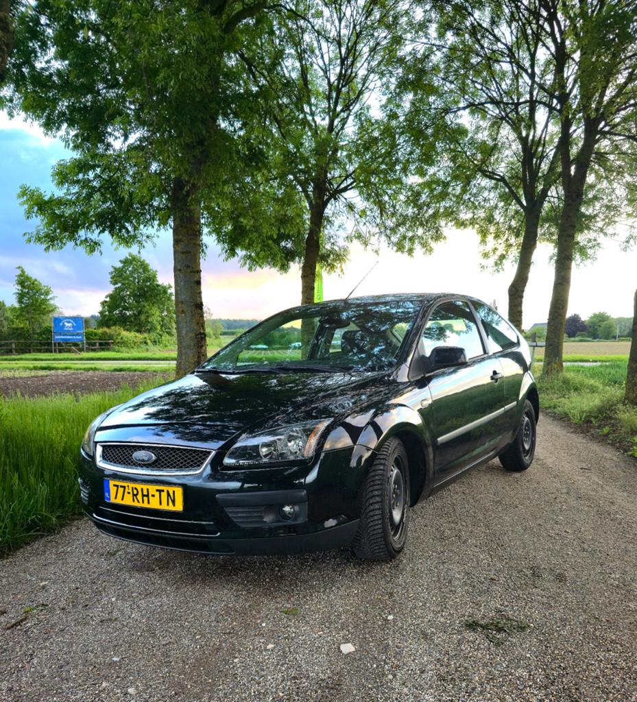 Ford Focus 1.6 74KW 3D 2005 Zwart, 1596 cc, 15 km/l, 4 cilinders, Origineel Nederlands
