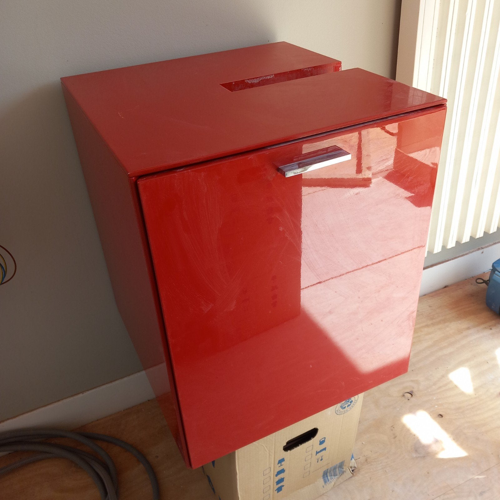 Design kastje hoogglans rood – bijzonder model, Huis en Inrichting, Ophalen of Verzenden, 70 tot 120 cm