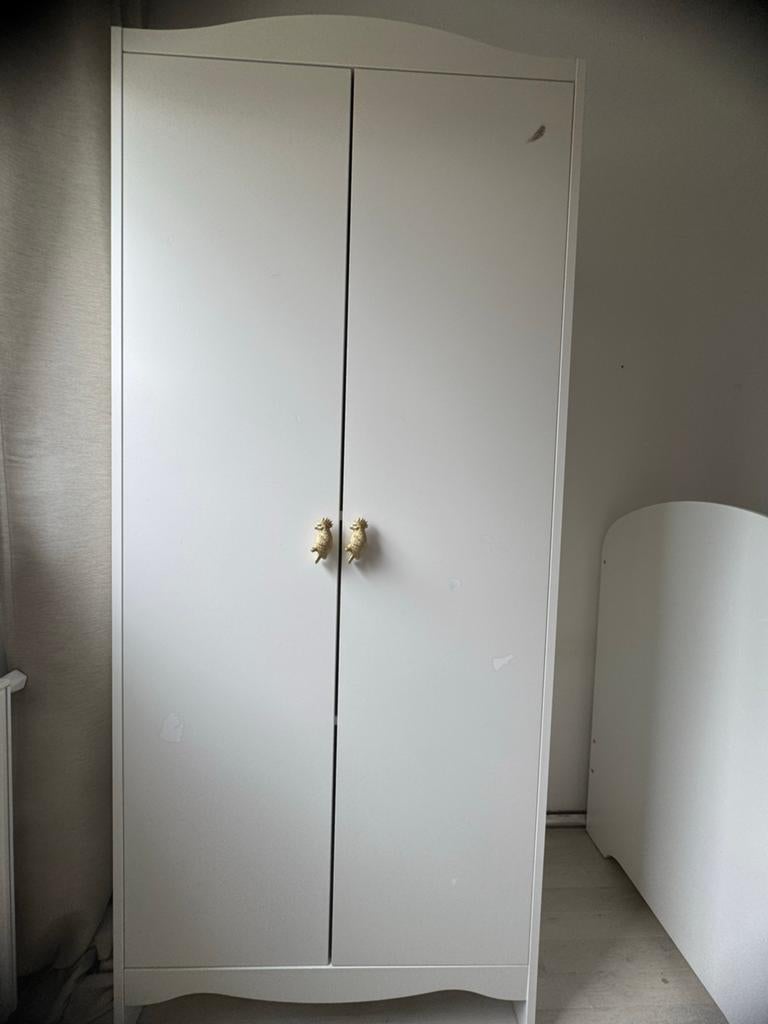 SMÅGÖRA -Witte kledingkast met gouden ananas handgrepen, Ophalen, Gebruikt, Kast, 105 cm of meer