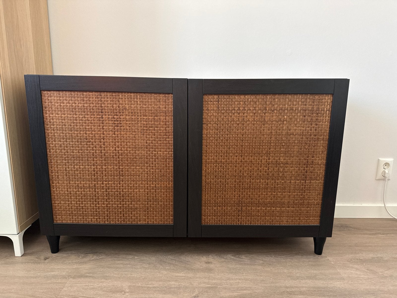Ikea Besta dressoir met rotan deuren, Ophalen, 100 tot 150 cm, Zo goed als nieuw, 25 tot 50 cm