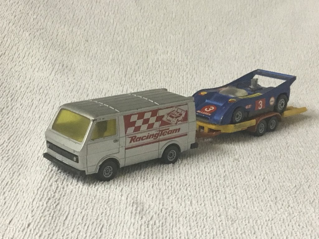 Volkswagen transporter met race auto, Ophalen of Verzenden, Zo goed als nieuw, Bus of Vrachtwagen, SIKU