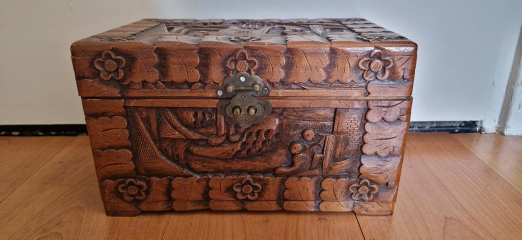 Prachtig handgesneden Chinees kistje van kamferhout, Antiek en Kunst, Curiosa en Brocante, Ophalen of Verzenden
