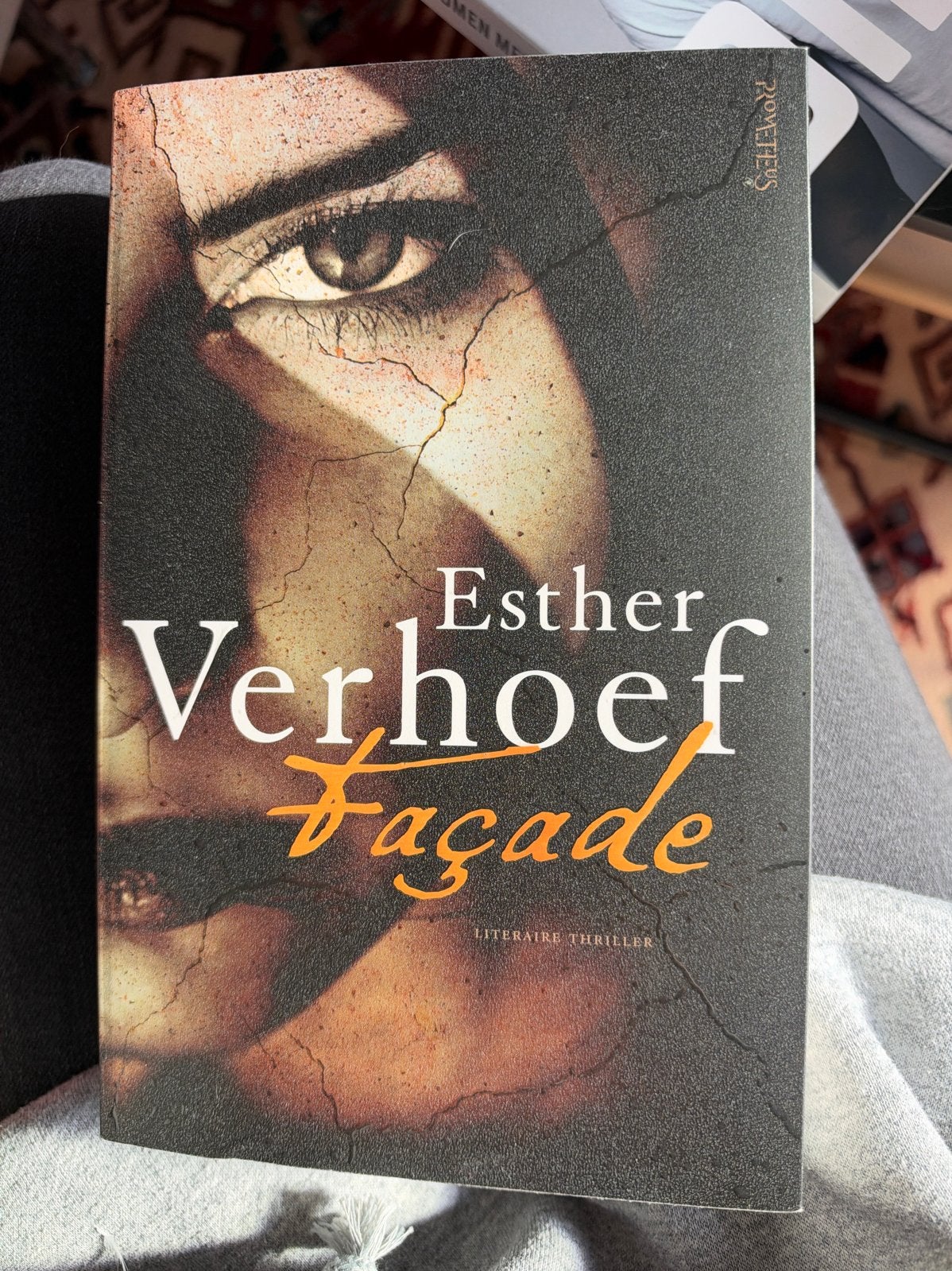 Façade - Esther Verhoef (Gesigneerd), Ophalen, Zo goed als nieuw, Nederland