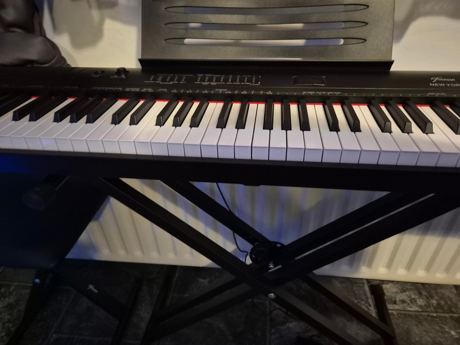 Foto 6 van gewogen Piano met Sustain Pedaal, koptelefoon en Standaard