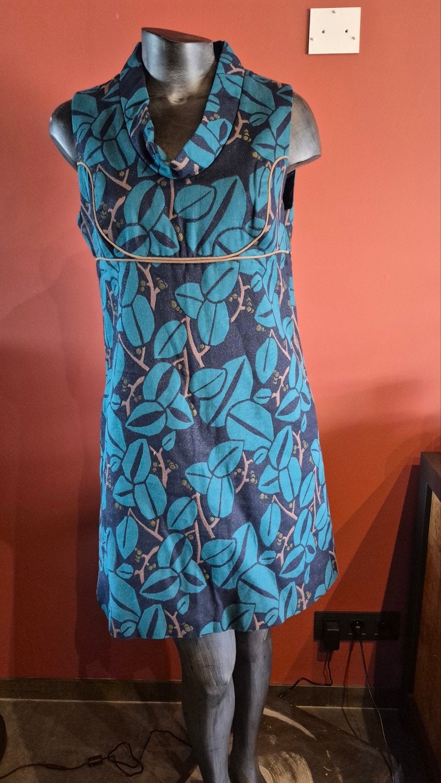 Kwaliteitsvolle Designer Jurk Hoss Intropia Maat 42, Kleding | Dames, Blauw, Maat 42/44 (L), Ophalen of Verzenden, Knielengte