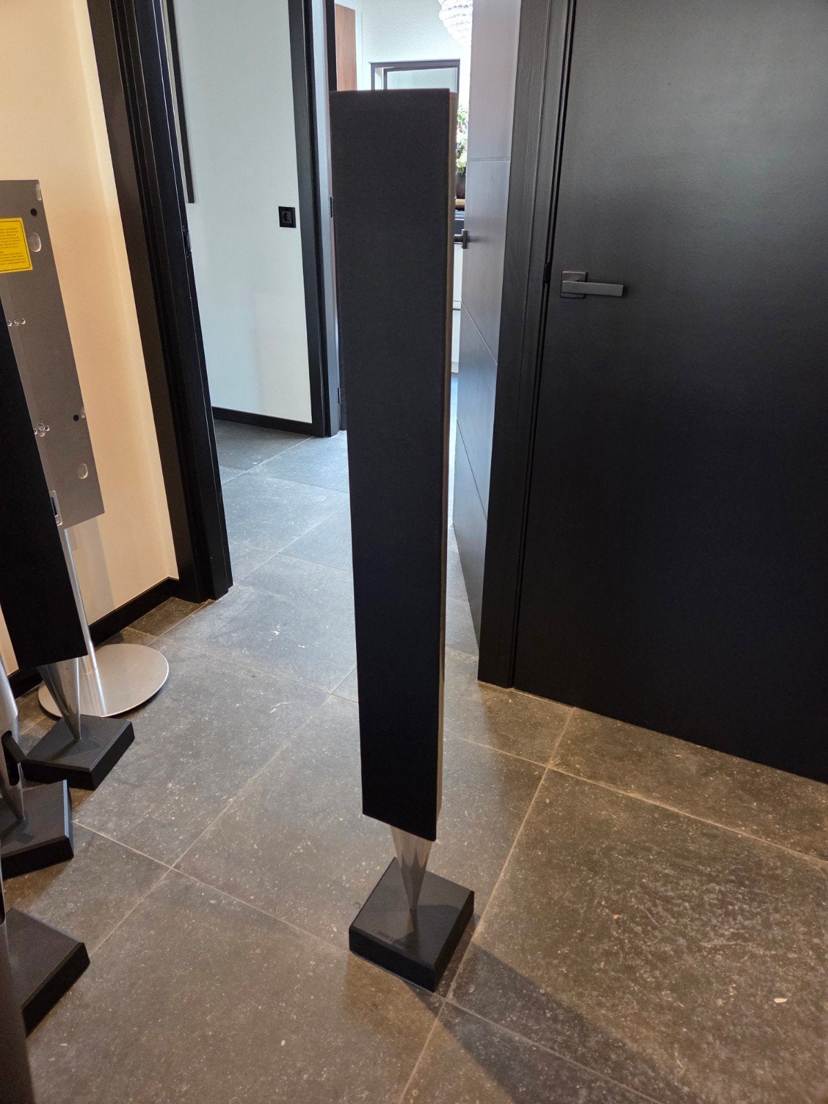 7x Bang & Olufsen BeoLab 8000 actieve design luidsprekers, Ophalen, Vloerstaande luidspreker, Gebruikt, Inclusief standaarden