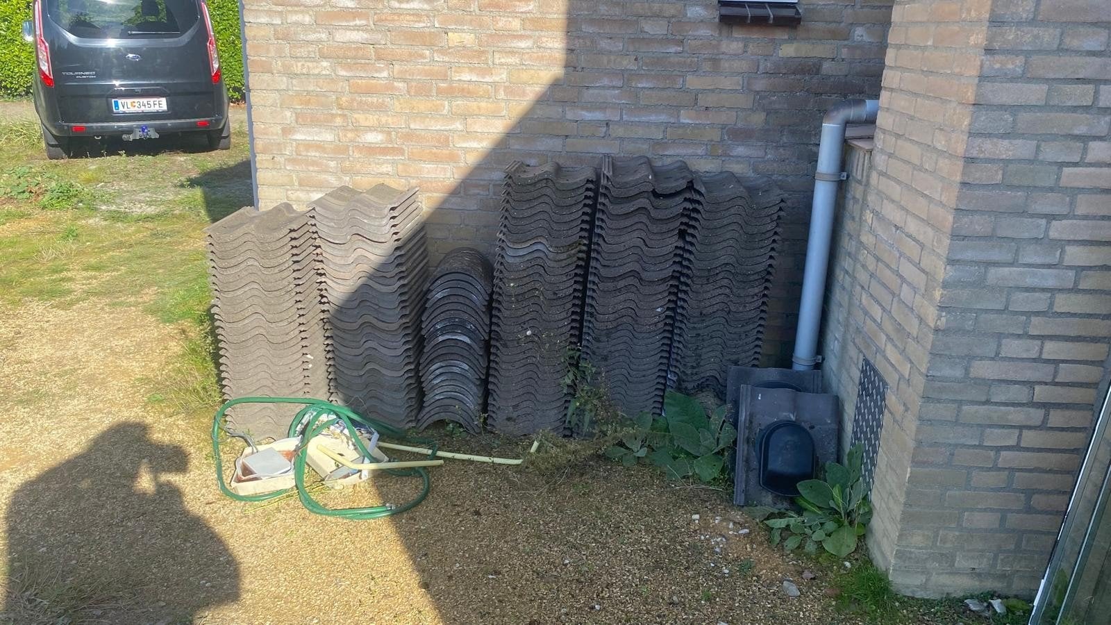 Sneldek beton dakpannen met nokvorsten en beluchtingspannen, Ophalen