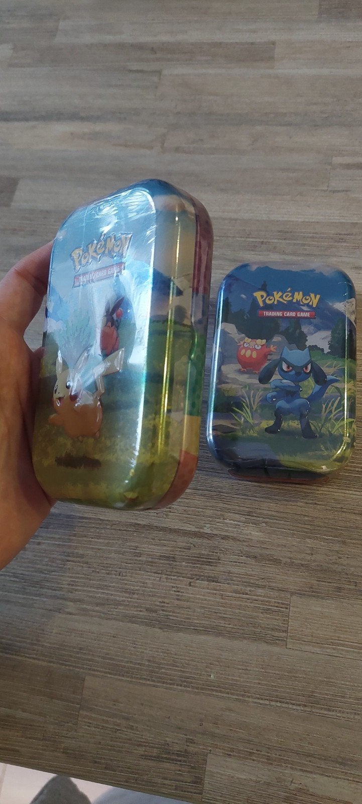 2 Pokémon Trading Card Game Mini Tin - Riolu & Pikachu, Hobby en Vrije tijd, Verzamelkaartspellen | Pokémon, Ophalen of Verzenden