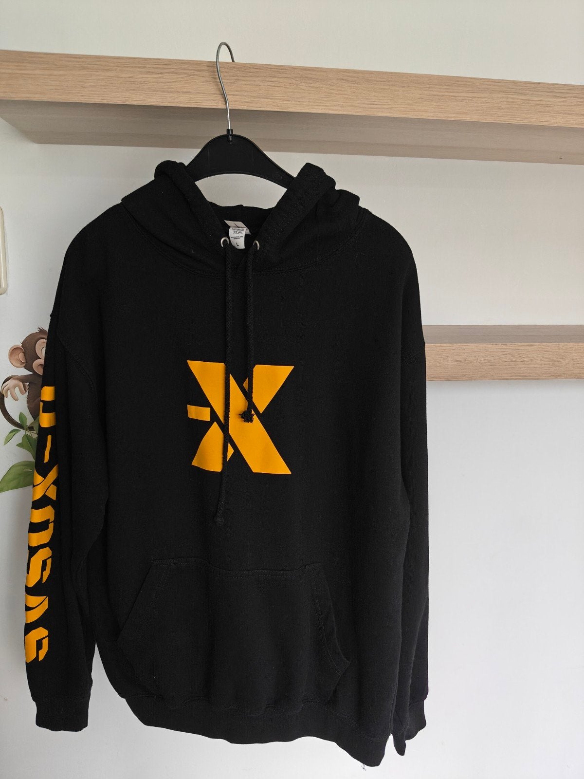 Zwarte hoodie met geel logo en mouwprint - Maat L, Maat 52/54 (L), Zwart, Ophalen of Verzenden, Zo goed als nieuw