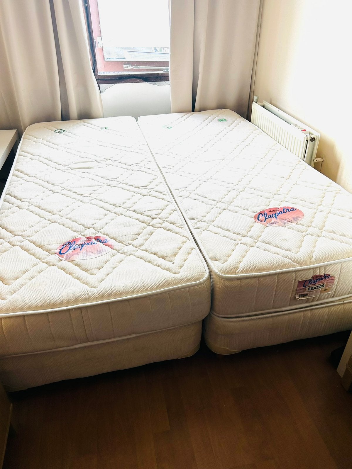 bedden op pootjes. 2x 2x80 matrasssen., Ophalen, Gebruikt, Wit, Tweepersoons