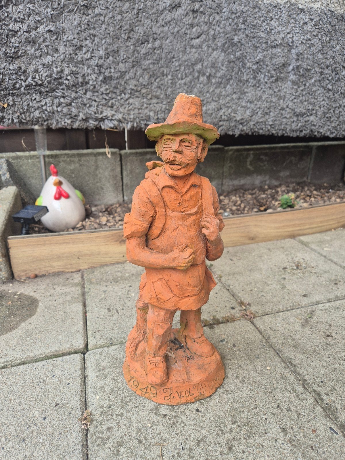 Terracotta beeld van man met mand, gesigneerd 1974, Antiek en Kunst, Kunst | Beelden en Houtsnijwerken, Ophalen of Verzenden