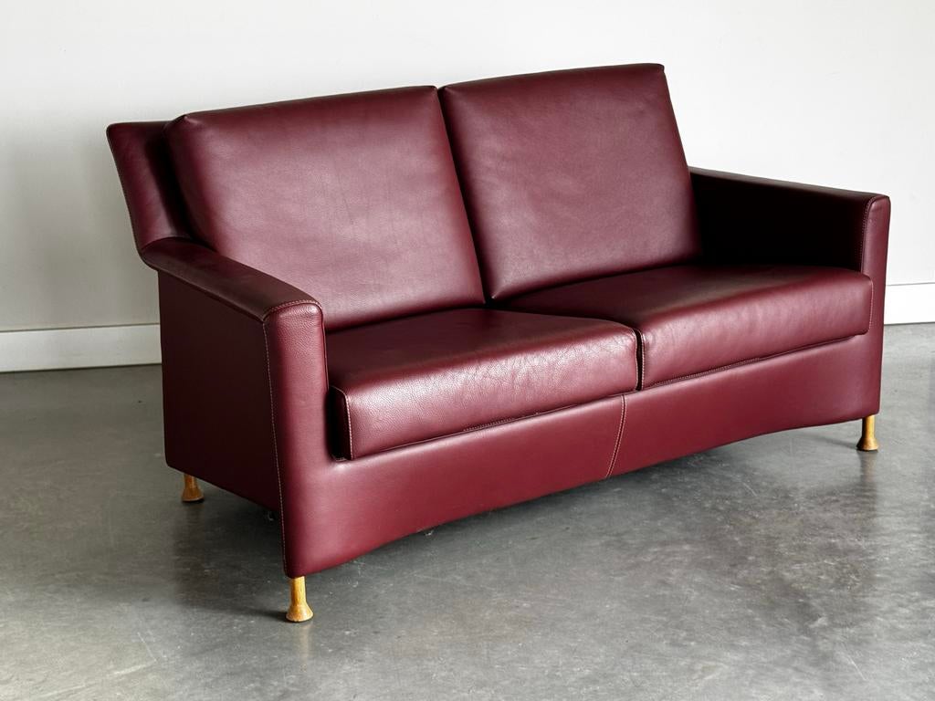 Leolux Paian 2-zits – Bordeaux Rood – Verstelbare Zitdiepte, Huis en Inrichting, Leolux, Leolux, 150 tot 200 cm, Tweepersoons