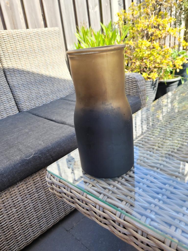 Goud met zwartkleurige glazen vaas, Ophalen of Verzenden, Overige kleuren, Glas, Minder dan 50 cm