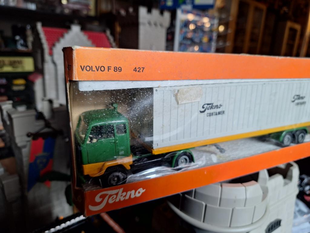 Tekno Volvo F89 met container oplegger - Oude winkelvoorraad, Hobby en Vrije tijd, Modelauto's | 1:50, Ophalen of Verzenden, Nieuw