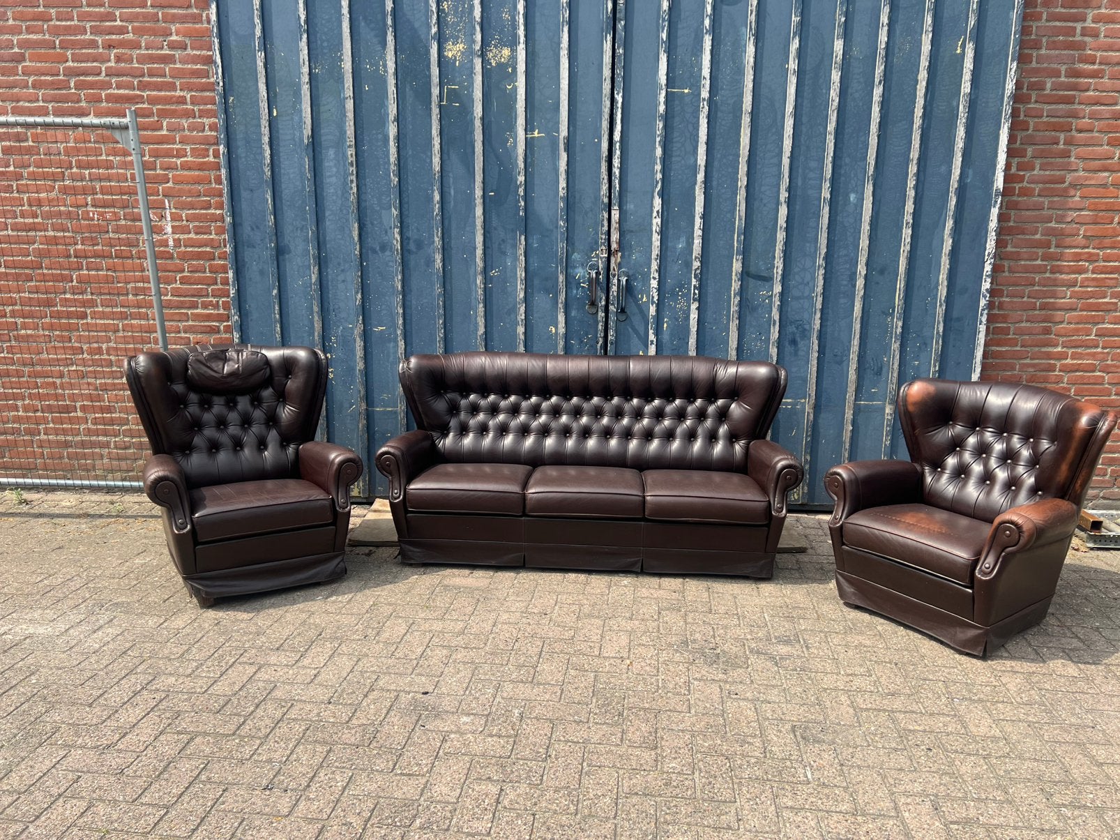 Chesterfield bank en bij passende fauteuils, Driepersoons, Ophalen of Verzenden, Zo goed als nieuw, Rechte bank