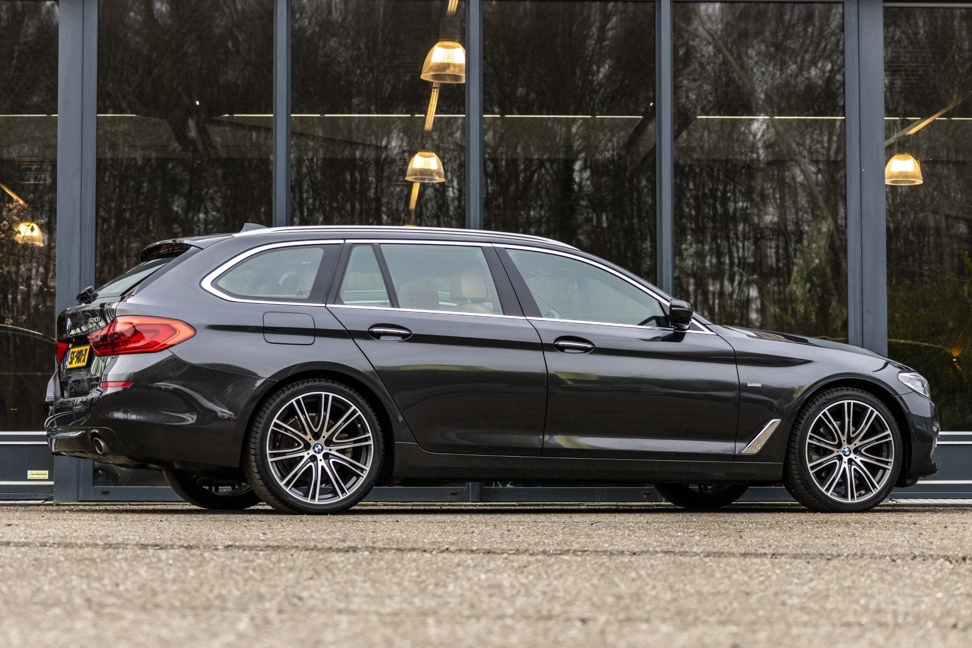 Foto 5 van BMW 5 Serie Touring 520i High Executive luxery