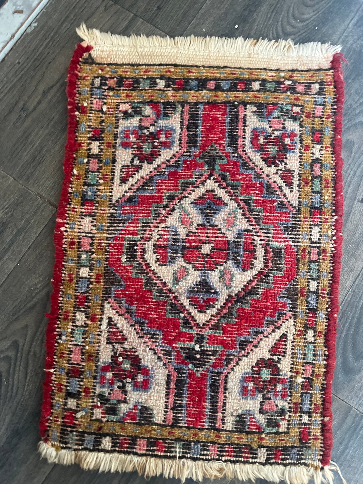 Vintage Tapijtje - Rood, Beige, Blauw Patroon, Huis en Inrichting, Stoffering | Tapijten en Kleden, Minder dan 50 cm, Gebruikt