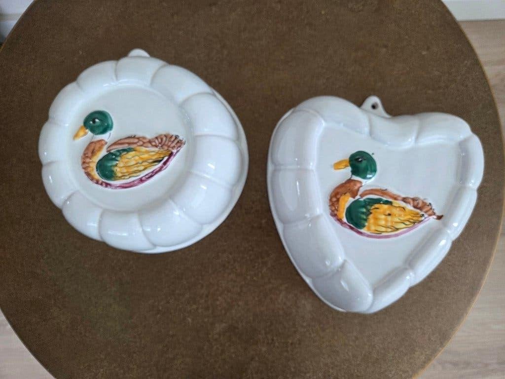 Vintage puddingvormen rond en hartje met decoratie eend, Antiek en Kunst, Antiek | Keramiek en Aardewerk, Ophalen of Verzenden