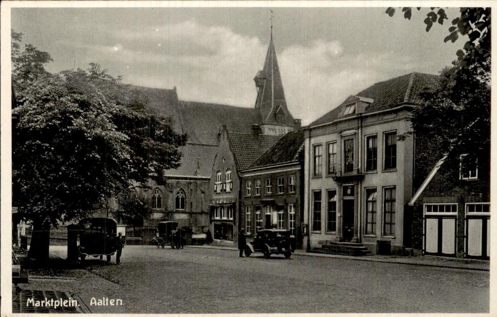 Aalten - Marktplein - met kerk, Ophalen of Verzenden, 1920 tot 1940, Ongelopen, Gelderland