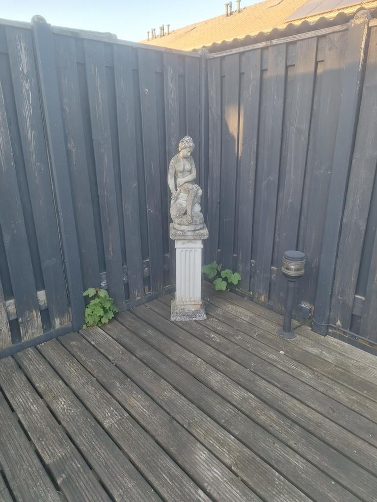 Antiek stenen beeld van zittende vrouw op sokkel, Tuin en Terras, Tuinbeelden, Ophalen, Gebruikt, Beton, Mensenbeeld