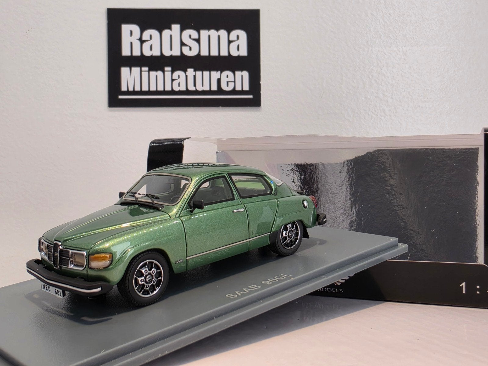Saab 96 GL - 1979 Groen - 1:43 Neo Scale Models, Hobby en Vrije tijd, Modelauto's | 1:43, Overige merken, Auto, Nieuw, Ophalen of Verzenden