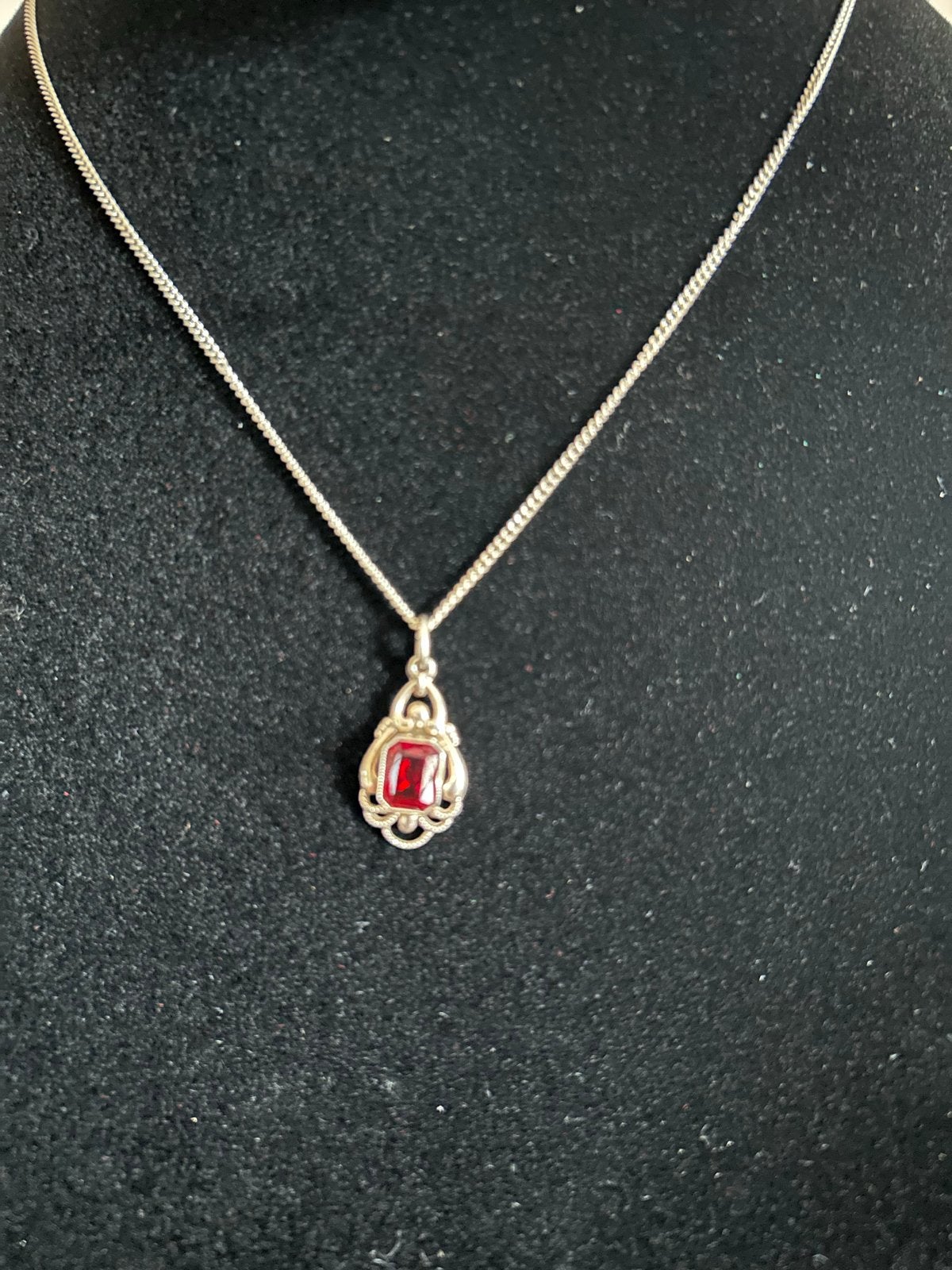 Zilveren ketting met rode edelsteen hanger, Gebruikt, Ophalen of Verzenden, Met edelsteen, Rood