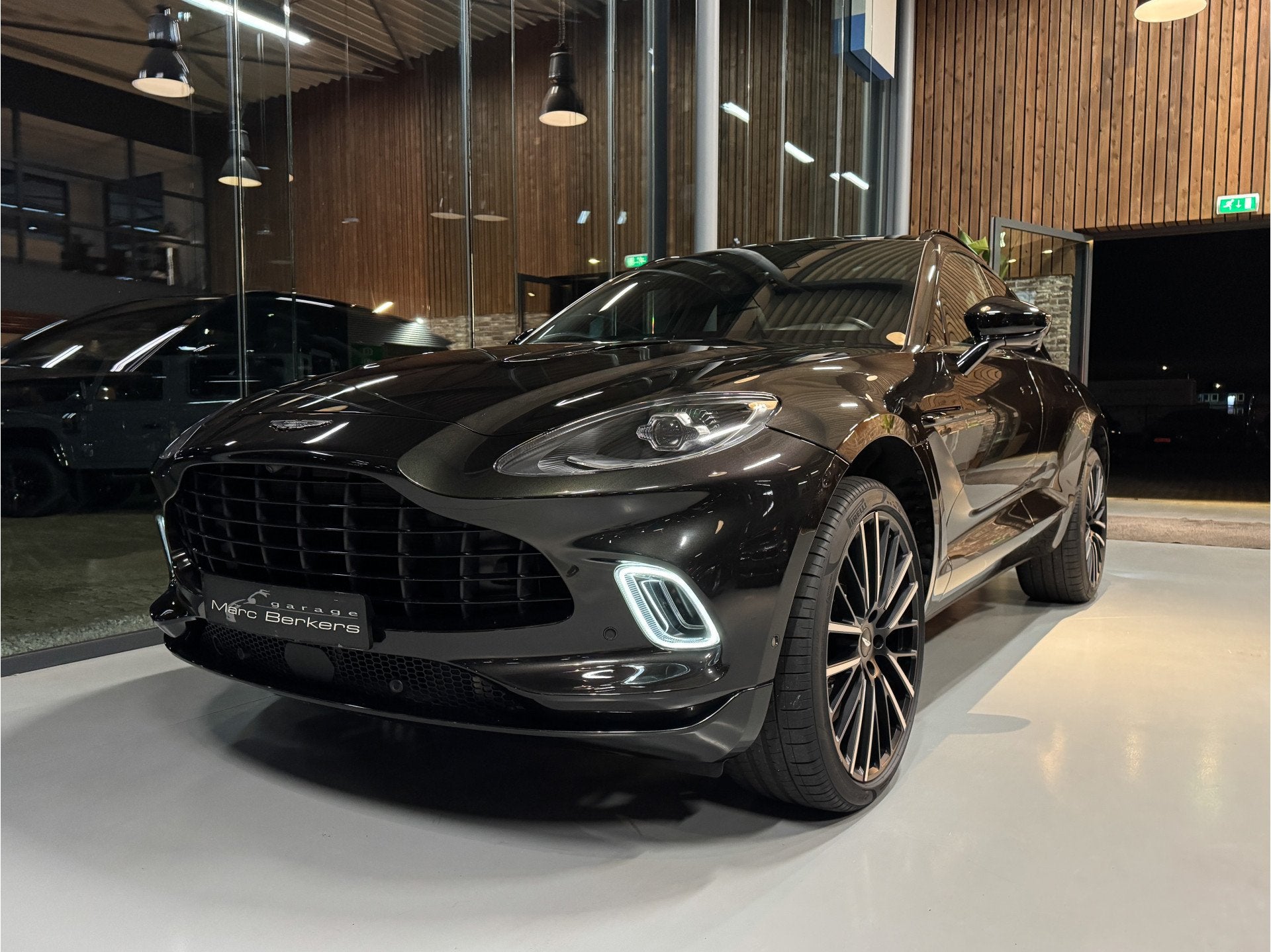 Aston Martin DBX 4.0 V8 Signature Minotaurgreen (bj 2022), Auto's, Dealer onderhouden, Leder, Bedrijf, Adaptive Cruise Control