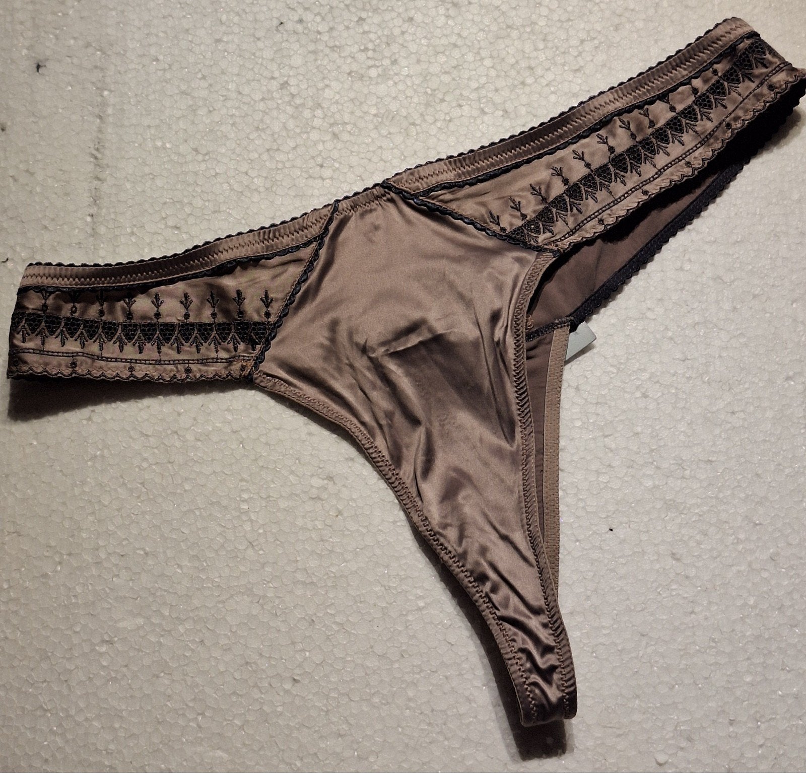 Sexy grijze satijnen string van Body One 44 (XL), Verzenden, Grijs, String