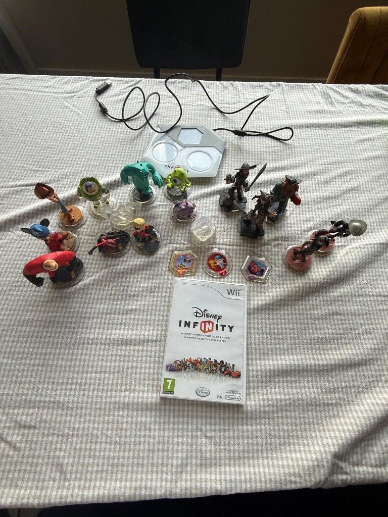 Starter Pack voor de Nintendo Wii met extra figuren, 2 spelers, Eén computer, Zo goed als nieuw, Vanaf 7 jaar
