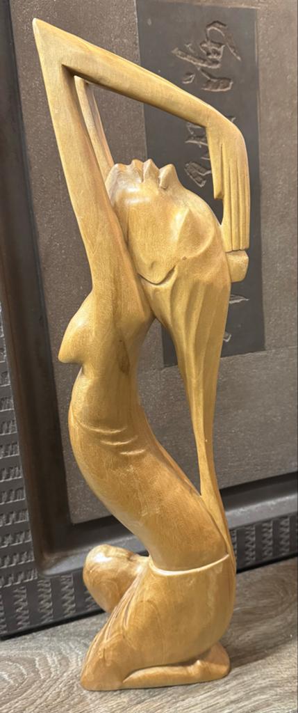 Bali Houten sculptuur Balinese vrouw 50,6 cm hoog, Ophalen of Verzenden, Handgemaakt, 20 - 50 cm, Beeld